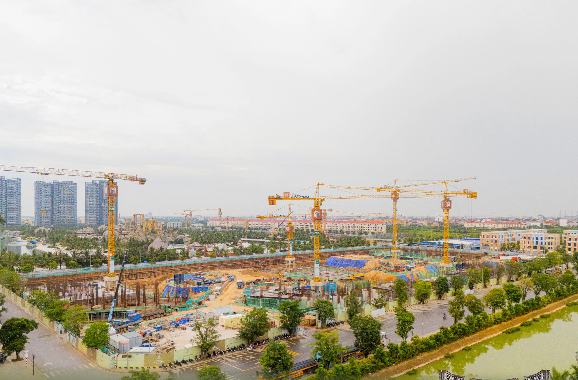 Công trường đang xây dựng tháng 7