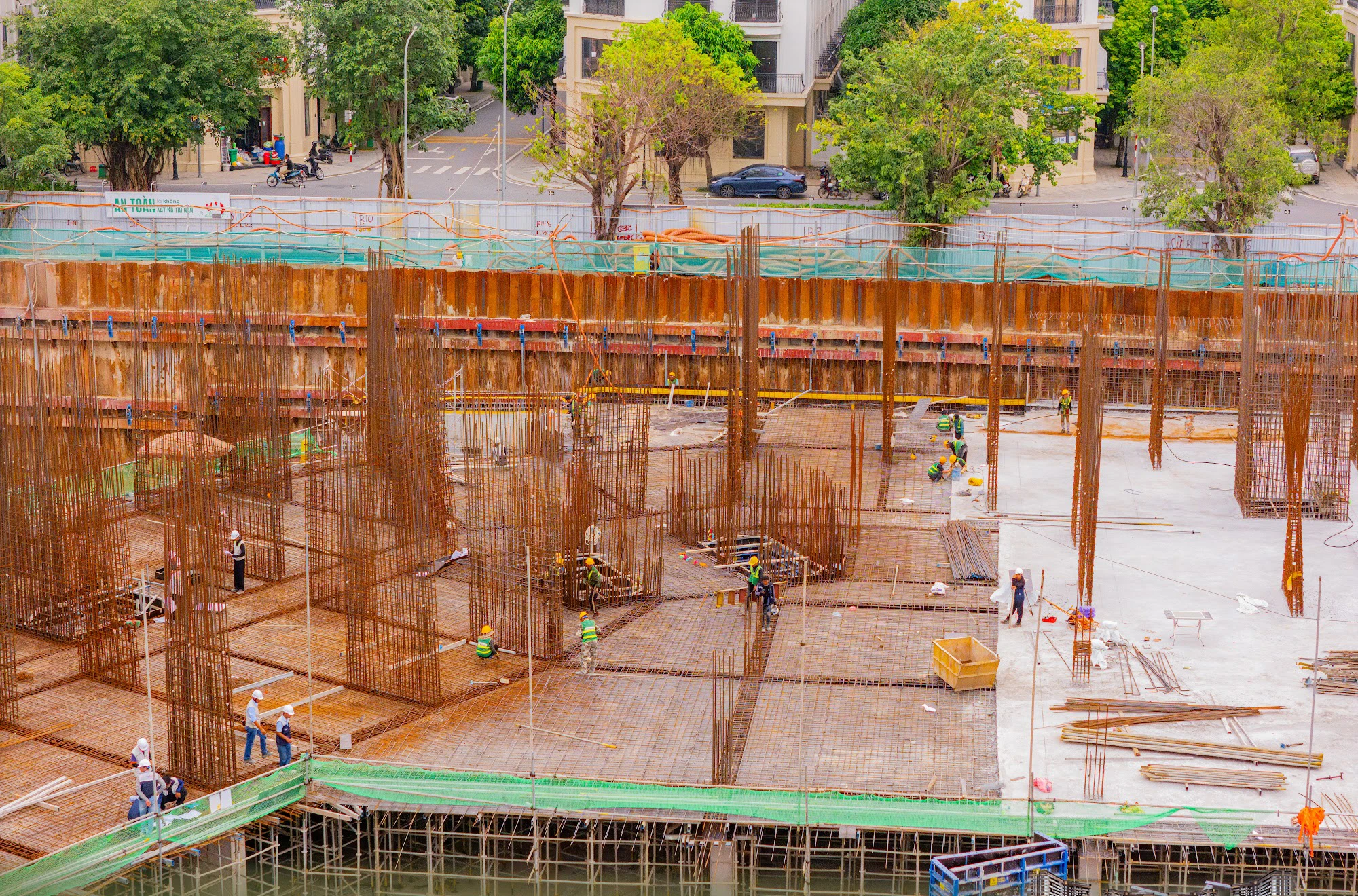 Công trường đang xây dựng tháng 7